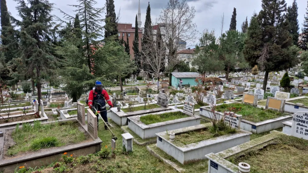KDZ. EREĞLİ ŞEHİR MEZARLIĞINDA BAYRAM TEMİZLİĞİ YAPILIYOR