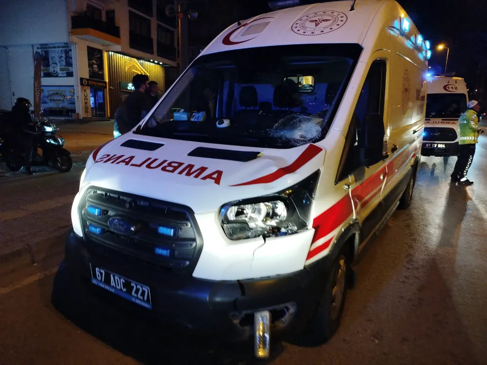 Solak Yol Ayrımında Kaza: Ambulansın Çarptığı Yaya Hastaneye Kaldırıldı