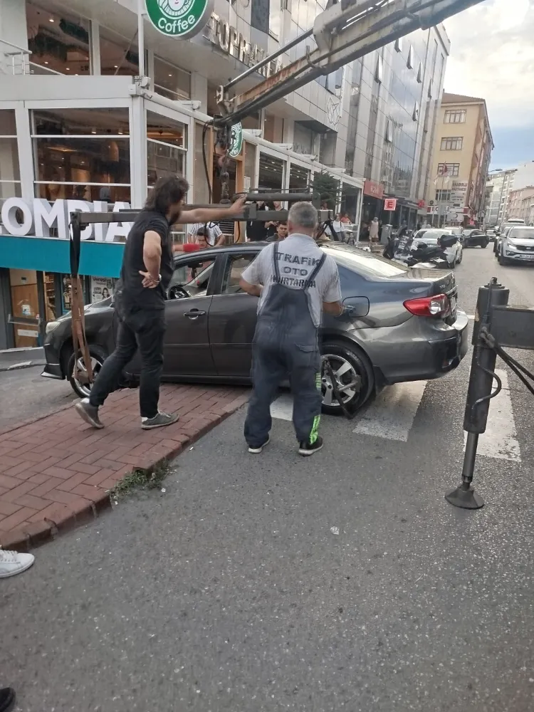 Kdz. Ereğli’de İlginç Kaza: Kaldırımı Yol Sandı